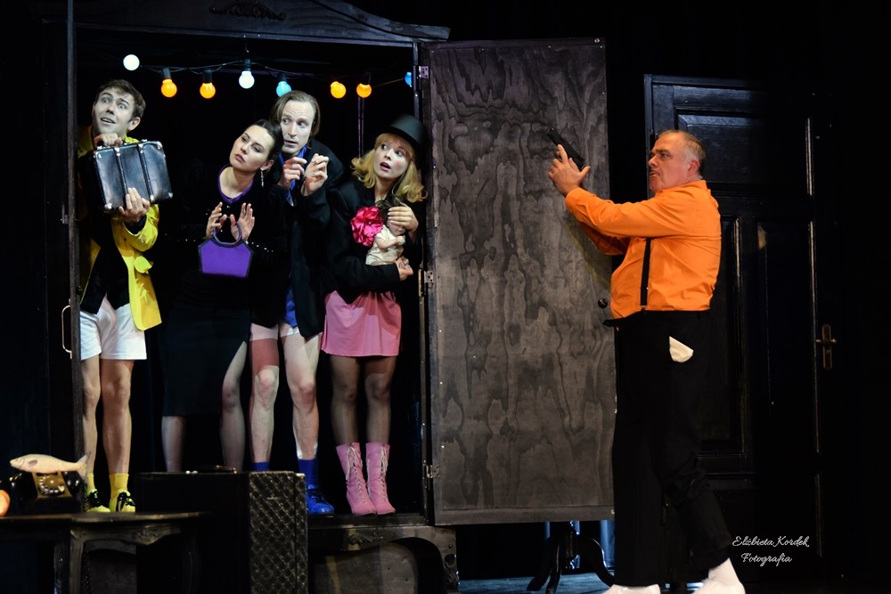 „Kłam, kręć i klękaj”