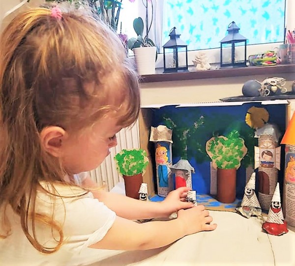 Gry zręcznościowe, ekoteatrzyk i dywan z pomponów