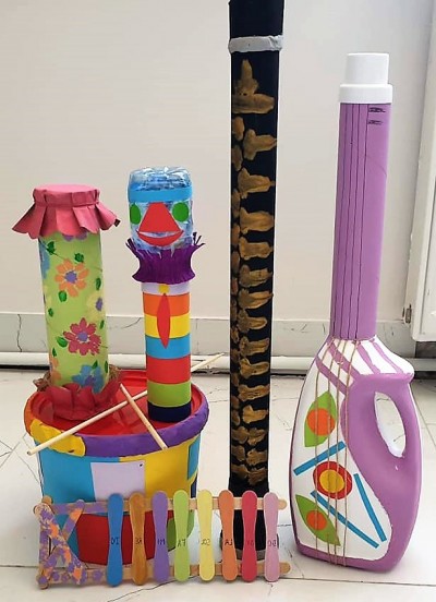 Instrumenty muzyczne, domowe zwierzaki i dwupłatowce
