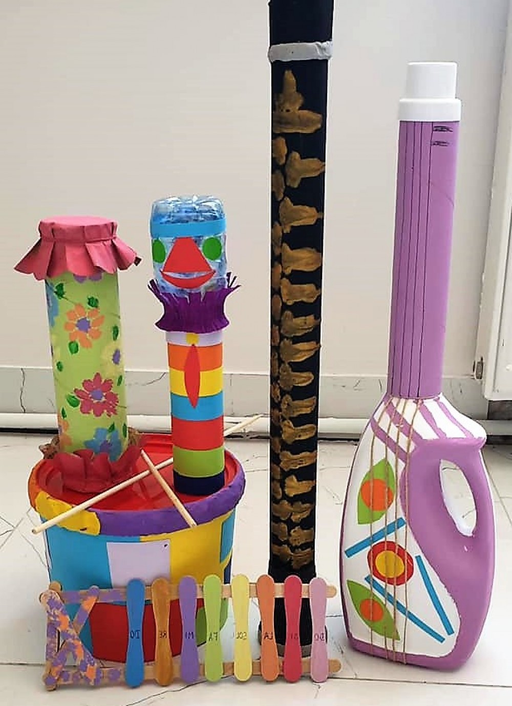 Instrumenty muzyczne, domowe zwierzaki i dwupłatowce